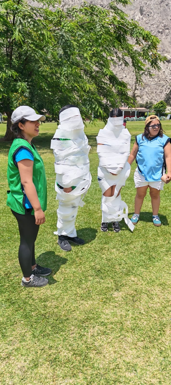Competencia creativa envolviendo equipos con papel higienico