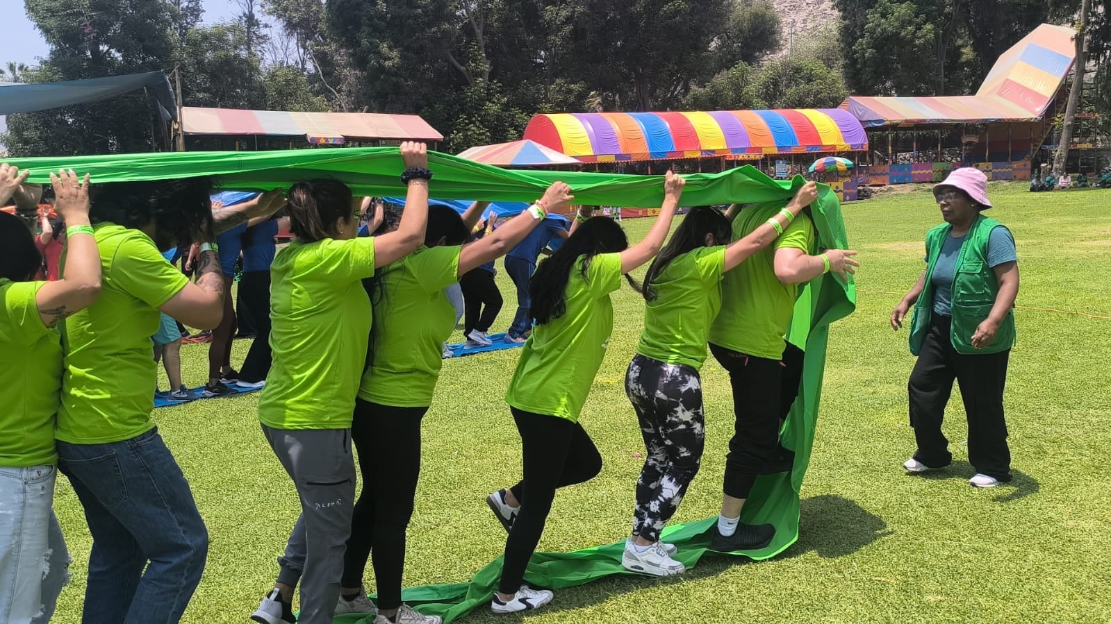 Levanta y coopera con tela verde en dinamicas de campo