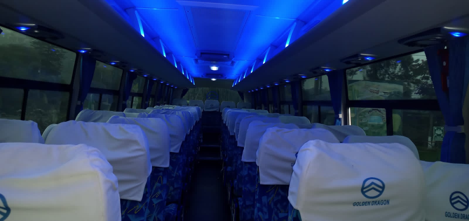 Fachada externa de bus ejecutivo escolar moderno